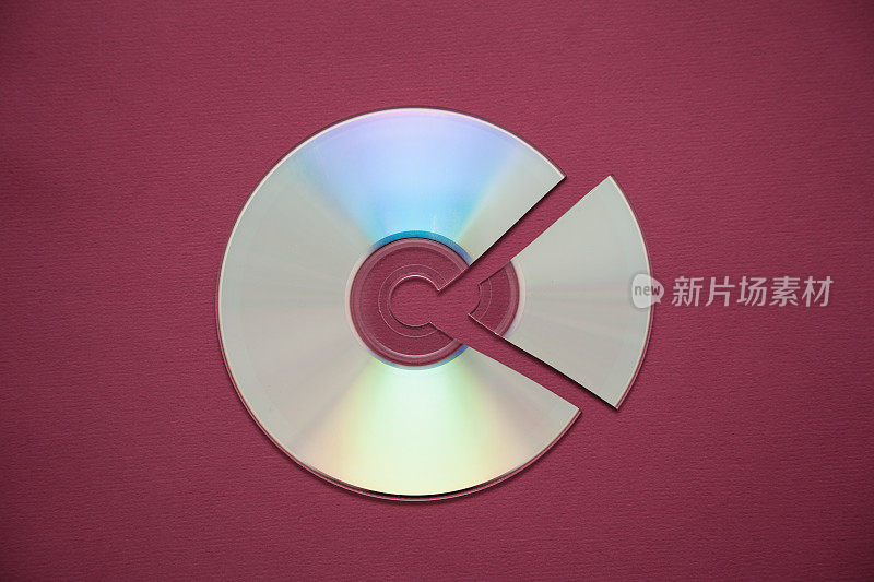 破碎的CD DVD像饼图在普通的背景